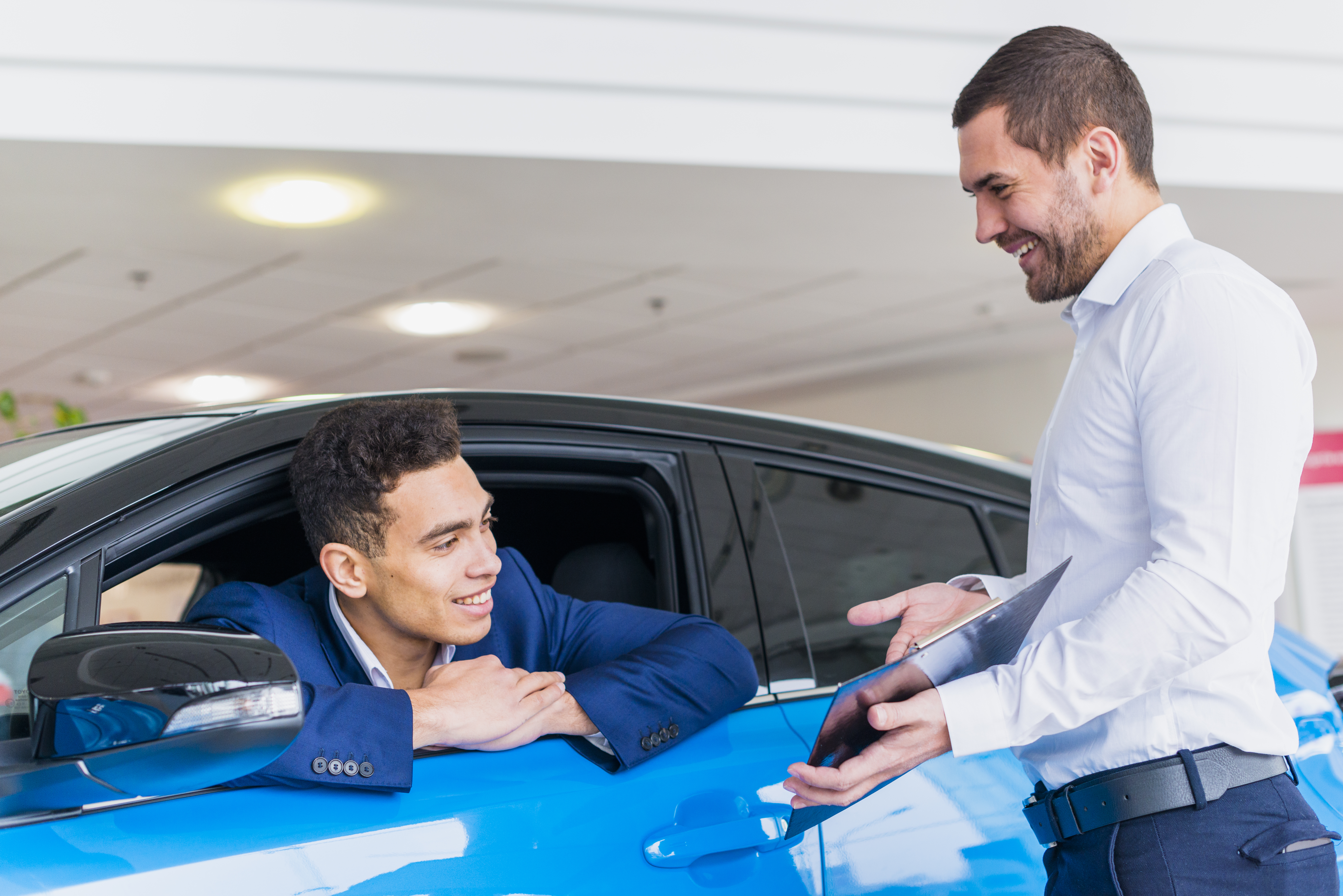 Automotive partner in een showroom